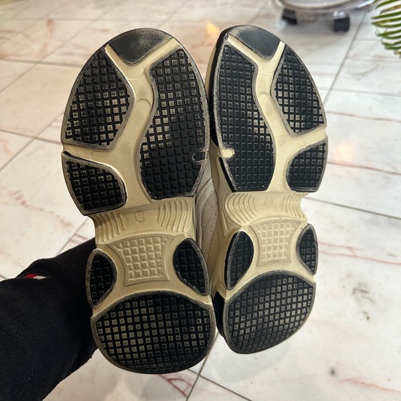 Nike Women's Sneakers in Cream and Black - Picture 5 of 6